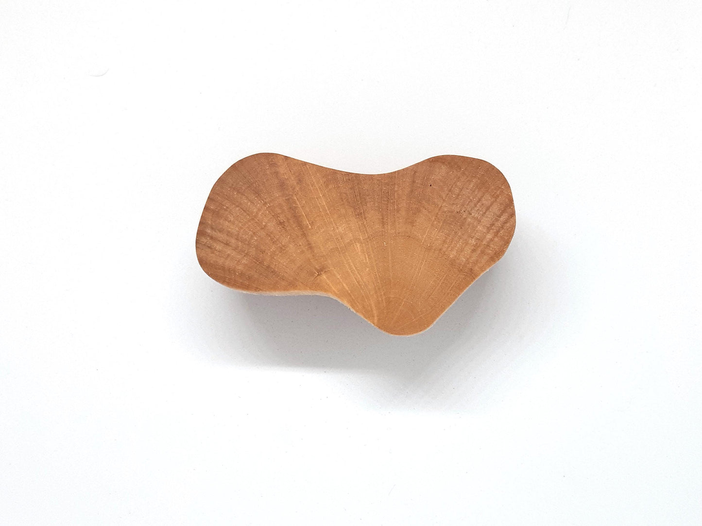 Paire de boutons de meuble en bois naturel, aux formes organiques et irrégulières, fabriqués artisanalement dans notre atelier de bourgogne. Ces accessoires multifonctions peuvent être utilisés comme poignées pour meubles ou comme patères murales décoratives, mettant en valeur le charme du bois local.
