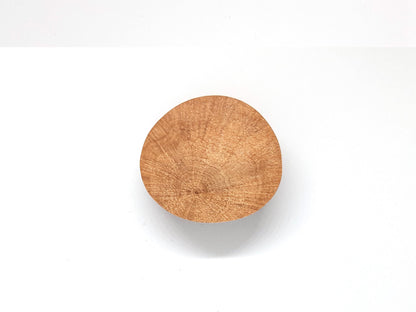 Cycle lunaire décoratif en bois massif – boutons de porte ou patères rustiques en bois sculpté. Montés sur un mur blanc, ces accessoires artisanaux conviennent pour une décoration bohème, naturelle ou ésotérique.