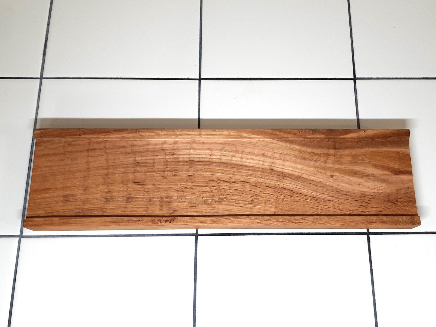 Planche à découper réversible en bois massif, avec côté classique et côté à rebords, inspiré de la recette de concombre de Lena Situations. Idéale pour découper légumes, saucisson ou pain avec précision. Accessoire de cuisine artisanal et design.
