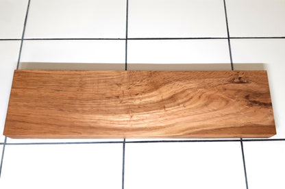 Planche à découper réversible en bois massif, avec côté classique et côté à rebords, inspiré de la recette de concombre de Lena Situations. Idéale pour découper légumes, saucisson ou pain avec précision. Accessoire de cuisine artisanal et design.