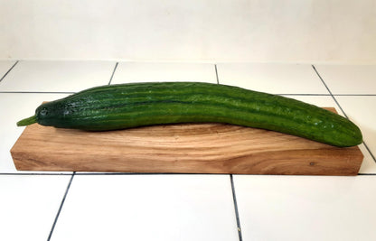 Planche à découper réversible en bois massif, avec côté classique et côté à rebords, inspiré de la recette de concombre de Lena Situations. Idéale pour découper légumes, saucisson ou pain avec précision. Accessoire de cuisine artisanal et design.