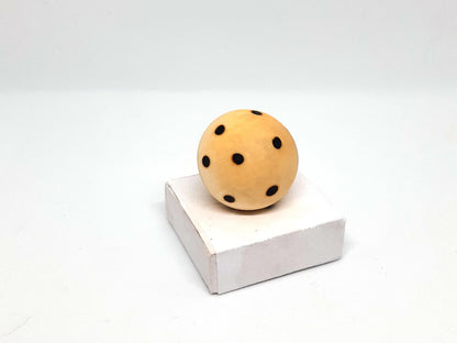 Jouet en bois naturel infusé à l'huile de saumon pour chats. Écologique, durable et non toxique, il stimule l'instinct de jeu et favorise le bien-être. L'huile de saumon attire les chats et soutient leur santé. Idéal pour divertir et prendre soin