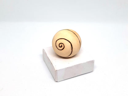 Jouet en bois naturel infusé à l'huile de saumon pour chats. Écologique, durable et non toxique, il stimule l'instinct de jeu et favorise le bien-être. L'huile de saumon attire les chats et soutient leur santé. Idéal pour divertir et prendre soin