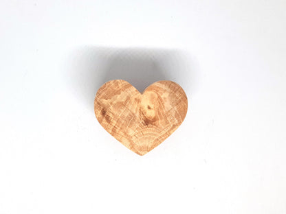 Bouton de meuble en bois en forme de cœur, sculpté à la main dans du bois debout spalté. Idéal pour personnaliser vos tiroirs, armoires et commodes avec une touche artisanale et naturelle. Chaque pièce est unique, au design chaleureux et authentique