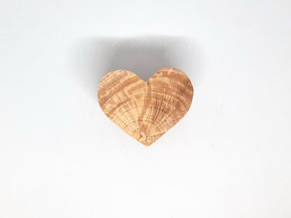 Bouton de meuble en bois en forme de cœur, sculpté à la main dans du bois debout spalté. Idéal pour personnaliser vos tiroirs, armoires et commodes avec une touche artisanale et naturelle. Chaque pièce est unique, au design chaleureux et authentique