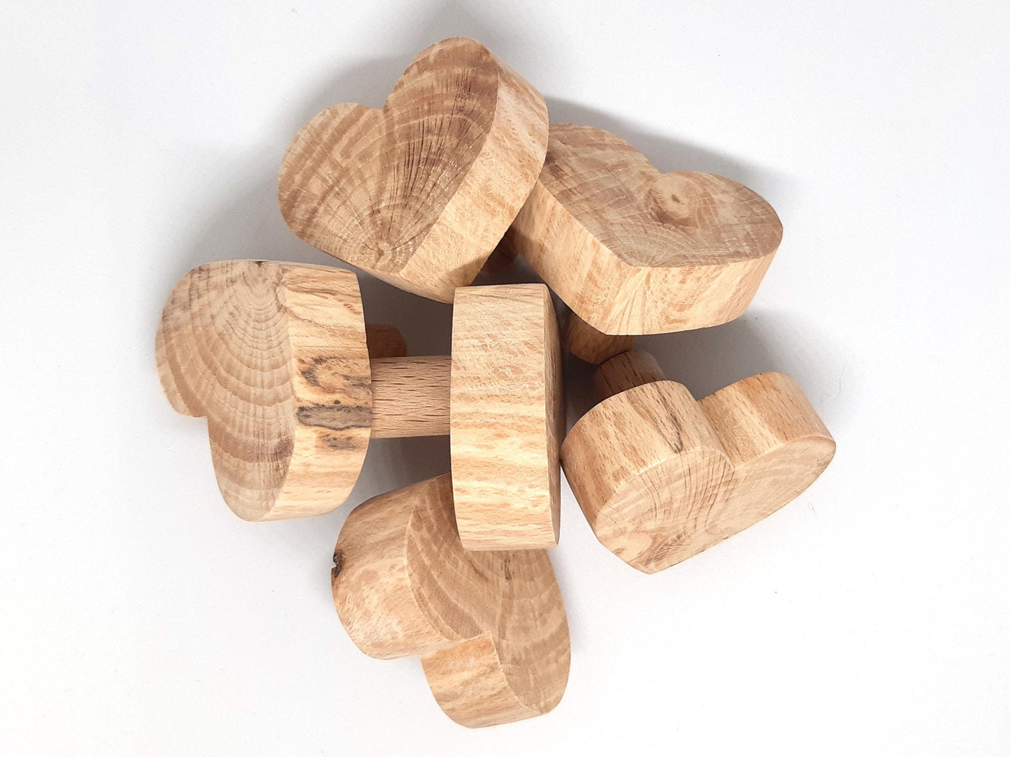 Bouton de meuble en bois en forme de cœur, sculpté à la main dans du bois debout spalté. Idéal pour personnaliser vos tiroirs, armoires et commodes avec une touche artisanale et naturelle. Chaque pièce est unique, au design chaleureux et authentique