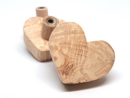 Bouton de meuble en bois en forme de cœur, sculpté à la main dans du bois debout spalté. Idéal pour personnaliser vos tiroirs, armoires et commodes avec une touche artisanale et naturelle. Chaque pièce est unique, au design chaleureux et authentique.