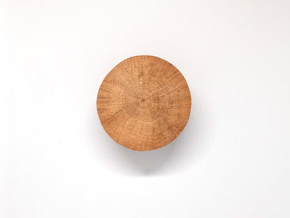 Cycle lunaire décoratif en bois massif – boutons de porte ou patères rustiques en bois sculpté. Montés sur un mur blanc, ces accessoires artisanaux conviennent pour une décoration bohème, naturelle ou ésotérique.