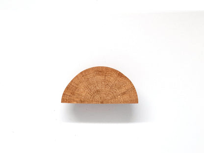 Cycle lunaire décoratif en bois massif – boutons de porte ou patères rustiques en bois sculpté. Montés sur un mur blanc, ces accessoires artisanaux conviennent pour une décoration bohème, naturelle ou ésotérique.