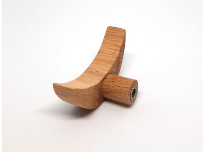 Cycle lunaire décoratif en bois massif – boutons de porte ou patères rustiques en bois sculpté. Montés sur un mur blanc, ces accessoires artisanaux conviennent pour une décoration bohème, naturelle ou ésotérique.