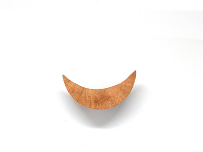 Cycle lunaire décoratif en bois massif – boutons de porte ou patères rustiques en bois sculpté. Montés sur un mur blanc, ces accessoires artisanaux conviennent pour une décoration bohème, naturelle ou ésotérique.