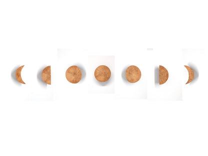Cycle lunaire décoratif en bois massif – boutons de porte ou patères rustiques en bois sculpté. Montés sur un mur blanc, ces accessoires artisanaux conviennent pour une décoration bohème, naturelle ou ésotérique.