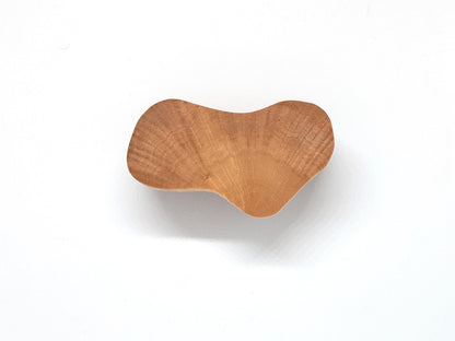 Paire de boutons de meuble en bois naturel, aux formes organiques et irrégulières, fabriqués artisanalement dans notre atelier de bourgogne. Ces accessoires multifonctions peuvent être utilisés comme poignées pour meubles ou comme patères murales décoratives, mettant en valeur le charme du bois local.