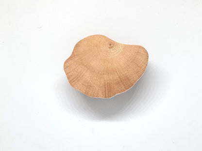 Paire de boutons de meuble en bois naturel, aux formes organiques et irrégulières, fabriqués artisanalement dans notre atelier de bourgogne. Ces accessoires multifonctions peuvent être utilisés comme poignées pour meubles ou comme patères murales décoratives, mettant en valeur le charme du bois local.