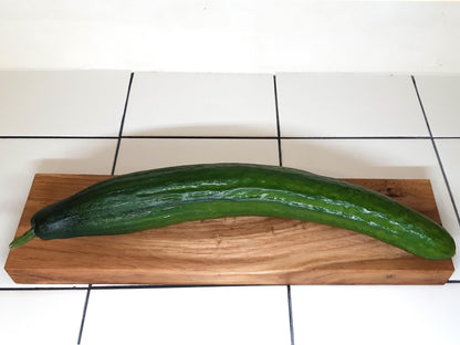 Planche à découper réversible en bois massif, avec côté classique et côté à rebords, inspiré de la recette de concombre de Lena Situations. Idéale pour découper légumes, saucisson ou pain avec précision. Accessoire de cuisine artisanal et design.