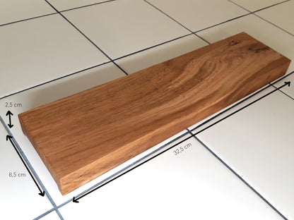 Planche à découper réversible en bois massif, avec côté classique et côté à rebords, inspiré de la recette de concombre de Lena Situations. Idéale pour découper légumes, saucisson ou pain avec précision. Accessoire de cuisine artisanal et design.