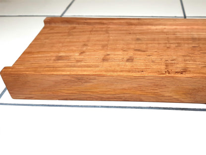 Planche à découper réversible en bois massif, avec côté classique et côté à rebords, inspiré de la recette de concombre de Lena Situations. Idéale pour découper légumes, saucisson ou pain avec précision. Accessoire de cuisine artisanal et design.