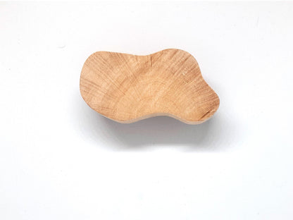 Paire de boutons de meuble en bois naturel, aux formes organiques et irrégulières, fabriqués artisanalement dans notre atelier de bourgogne. Ces accessoires multifonctions peuvent être utilisés comme poignées pour meubles ou comme patères murales décoratives, mettant en valeur le charme du bois local.