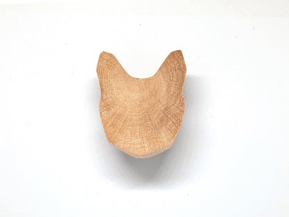 Ces adorables poignées de tiroir en bois en forme de tête de chat sont idéales pour personnaliser vos meubles avec style. Parfaites pour une chambre d’enfant, une commode ou un meuble scandinave, elles allient fonctionnalité et décoration. Fabriquées en bois naturel, elles ajoutent une touche chaleureuse et originale à votre intérieur. Faciles à installer, elles transforment instantanément vos meubles en leur donnant un look unique et plein de charme.
