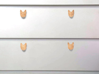 Ajoutez une touche féline à votre mobilier avec ces magnifiques poignées en bois en forme de tête de chat. Idéales pour une commode, un tiroir ou un meuble de chambre, elles apportent une touche chaleureuse et originale à votre décoration intérieure. Faciles à installer, ces boutons de tiroir en bois naturel sont parfaits pour une chambre d'enfant ou un espace au style scandinave. Transformez vos meubles avec ces poignées uniques et élégantes.