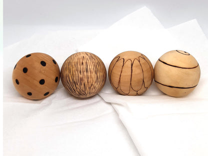 Jouet en bois naturel infusé à l'huile de saumon pour chats. Écologique, durable et non toxique, il stimule l'instinct de jeu et favorise le bien-être. L'huile de saumon attire les chats et soutient leur santé. Idéal pour divertir et prendre soin