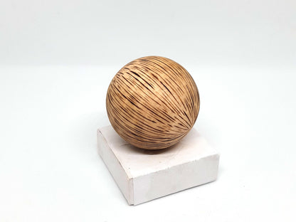 Jouet en bois naturel infusé à l'huile de saumon pour chats. Écologique, durable et non toxique, il stimule l'instinct de jeu et favorise le bien-être. L'huile de saumon attire les chats et soutient leur santé. Idéal pour divertir et prendre soin