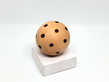 Jouet en bois naturel infusé à l'huile de saumon pour chats. Écologique, durable et non toxique, il stimule l'instinct de jeu et favorise le bien-être. L'huile de saumon attire les chats et soutient leur santé. Idéal pour divertir et prendre soin