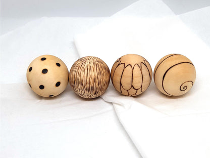 Lot de 4 balles en bois de hêtre pour chat, pyrogravées à la main et traitées à l’huile de saumon. Jouet naturel, durable et écologique pour chat et chaton.