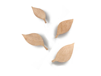 Apportez une touche naturelle et élégante à votre mobilier avec ces poignées en bois en forme de feuille. Parfaites pour moderniser une commode, un placard ou un meuble, elles offrent un design épuré et organique. Fabriquées en bois massif, elles allient robustesse et esthétique minimaliste. Idéales pour une décoration scandinave ou bohème, ces poignées artisanales transformeront vos meubles en pièces uniques et raffinées.