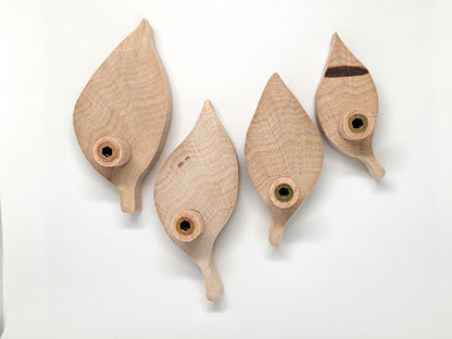 Donnez du caractère à votre mobilier avec ces patères en bois en forme de feuille. Élégantes et originales, elles sont parfaites pour moderniser une commode, un buffet ou une armoire tout en apportant une touche naturelle. Fabriquées en bois massif, elles offrent une finition soignée et durable. Leur design raffiné s’intègre parfaitement aux intérieurs modernes, rustiques ou scandinaves. Un choix idéal pour une décoration unique et personnalisée !