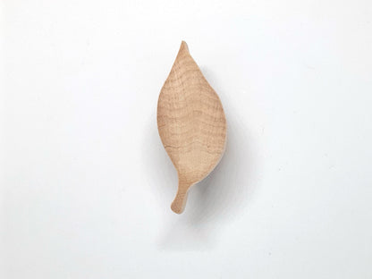 Sublimez vos meubles avec ces poignées en bois sculptées en forme de feuille. Conçues avec soin pour un rendu naturel et raffiné, elles sont parfaites pour personnaliser une commode, un placard ou une cuisine. Leur design inspiré de la nature apporte une touche bohème et élégante à votre intérieur. Fabriquées en bois massif, elles sont durables et faciles à poser. Idéales pour une décoration minimaliste et écologique.