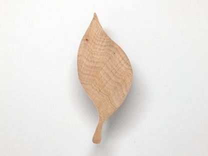 Découvrez ces magnifiques poignées en bois en forme de feuille, idéales pour relooker vos meubles avec une touche naturelle et authentique. Conçues en bois massif, elles ajoutent du charme et de l’originalité à vos tiroirs, armoires et commodes. Leur design organique et épuré convient parfaitement aux intérieurs minimalistes, scandinaves ou rustiques. Faciles à installer, elles sont parfaites pour une déco chaleureuse et élégante.