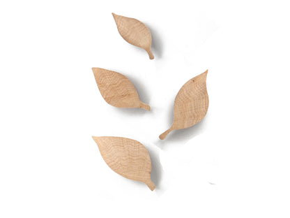 Ces patères en bois en forme de feuille sont parfaites pour apporter une touche naturelle et artisanale à votre intérieur. Idéales pour des meubles de cuisine, une commode ou un placard, elles allient esthétique et praticité. Leur design organique s’adapte à une décoration minimaliste, bohème ou écologique. Faciles à fixer, elles transforment vos meubles en pièces uniques et chaleureuses. Un accessoire indispensable pour une déco nature et tendance !