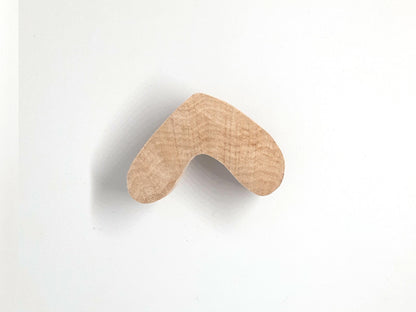 Ces boutons de meuble en bois allient fonctionnalité et esthétisme. Fabriqués en bois massif, ils s’intègrent parfaitement à une déco minimaliste, nordique ou naturelle. Idéaux pour les tiroirs, portes de placard et meubles de cuisine, ces poignées en bois offrent une prise confortable et un look élégant. Apportez une touche artisanale et écologique à votre intérieur avec ces accessoires uniques.