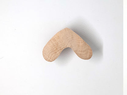 Patère en bois massif : un choix parfait pour relooker vos placards, commodes et tiroirs avec une finition chaleureuse. Ces boutons de meuble en bois, inspirés du design naturel et épuré, sont faciles à installer et offrent une excellente prise en main. Idéal pour un intérieur scandinave, bohème ou rustique, ce lot de poignées en bois est la solution idéale pour allier style et praticité.