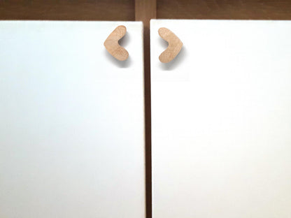 Patère en bois massif : un choix parfait pour relooker vos placards, commodes et tiroirs avec une finition chaleureuse. Ces boutons de meuble en bois, inspirés du design naturel et épuré, sont faciles à installer et offrent une excellente prise en main. Idéal pour un intérieur scandinave, bohème ou rustique, ce lot de poignées en bois est la solution idéale pour allier style et praticité.