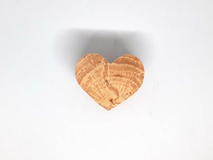 Bouton de meuble en bois en forme de cœur, sculpté à la main dans du bois debout spalté. Idéal pour personnaliser vos tiroirs, armoires et commodes avec une touche artisanale et naturelle. Chaque pièce est unique, au design chaleureux et authentique
