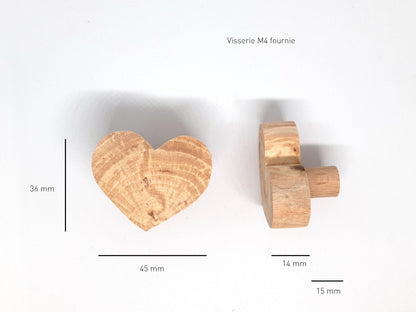 Bouton de meuble en bois en forme de cœur, sculpté à la main dans du bois debout spalté. Idéal pour personnaliser vos tiroirs, armoires et commodes avec une touche artisanale et naturelle. Chaque pièce est unique, au design chaleureux et authentique