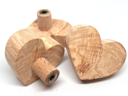 Bouton de meuble en bois en forme de cœur, sculpté à la main dans du bois debout spalté. Idéal pour personnaliser vos tiroirs, armoires et commodes avec une touche artisanale et naturelle. Chaque pièce est unique, au design chaleureux et authentique