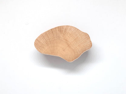 Paire de boutons de meuble en bois naturel, aux formes organiques et irrégulières, fabriqués artisanalement dans notre atelier de bourgogne. Ces accessoires multifonctions peuvent être utilisés comme poignées pour meubles ou comme patères murales décoratives, mettant en valeur le charme du bois local.