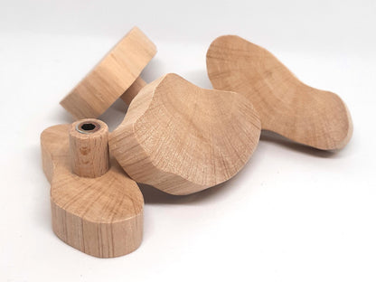 Paire de boutons de meuble en bois naturel, aux formes organiques et irrégulières, fabriqués artisanalement dans notre atelier de bourgogne. Ces accessoires multifonctions peuvent être utilisés comme poignées pour meubles ou comme patères murales décoratives, mettant en valeur le charme du bois local.