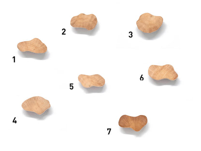 Paire de boutons de meuble en bois naturel, aux formes organiques et irrégulières, fabriqués artisanalement dans notre atelier de bourgogne. Ces accessoires multifonctions peuvent être utilisés comme poignées pour meubles ou comme patères murales décoratives, mettant en valeur le charme du bois local.