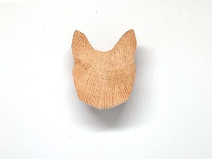 Sublimez vos meubles avec ces boutons de tiroir en bois sculptés en forme de tête de chat. Idéals pour donner du caractère à une commode ou un meuble de rangement, ces poignées en bois naturel sont parfaites pour une déco minimaliste ou scandinave. Faciles à monter, elles sont parfaites pour personnaliser un meuble de chambre ou d’enfant avec une touche mignonne et originale. Apportez du style et de l’authenticité à votre intérieur avec ces accessoires uniques.