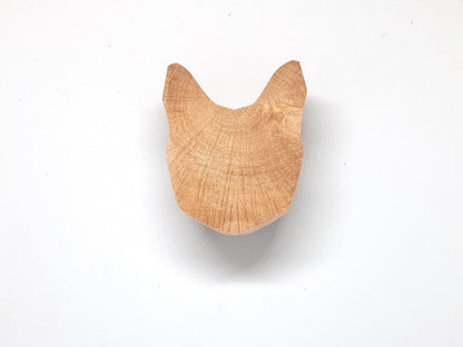 Optez pour une décoration originale avec ces boutons de tiroir en bois en forme de tête de chat. Idéals pour relooker une commode, un meuble ou un placard, ces poignées en bois massif ajoutent une touche de douceur à votre intérieur. Leur design minimaliste s’adapte parfaitement à une chambre d’enfant, une décoration scandinave ou un style épuré. Faciles à installer, elles sont parfaites pour personnaliser un meuble tout en apportant une note chaleureuse et authentique.