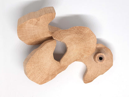 Transformez vos tiroirs avec ces superbes poignées en bois sculptées en tête de chat. Leur design unique est idéal pour une chambre d’enfant, une commode ou un meuble scandinave. Fabriquées en bois massif, elles apportent une touche chaleureuse et authentique à votre intérieur. Faciles à monter, elles permettent de relooker vos meubles en quelques instants. Donnez du style et du caractère à votre décoration avec ces boutons de meuble originaux et tendance.