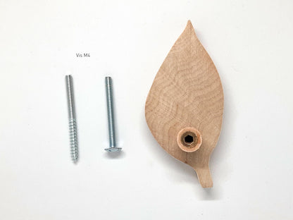 Donnez du caractère à votre mobilier avec ces poignées en bois en forme de feuille. Élégantes et originales, elles sont parfaites pour moderniser une commode, un buffet ou une armoire tout en apportant une touche naturelle. Fabriquées en bois massif, elles offrent une finition soignée et durable. Leur design raffiné s’intègre parfaitement aux intérieurs modernes, rustiques ou scandinaves. Un choix idéal pour une décoration unique et personnalisée !