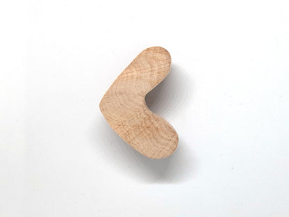 Modernisez vos meubles avec ces boutons de tiroir en bois naturel. Leur design épuré et leur finition lisse apportent une touche chaleureuse et authentique. Idéales pour armoires, placards et commodes, ces poignées en bois massif sont conçues pour durer. Donnez un second souffle à votre mobilier avec ces accessoires à la fois esthétiques et fonctionnels, parfaits pour une déco scandinave ou bohème.