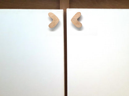 Ajoutez une touche naturelle et élégante à vos meubles avec ces boutons de tiroir en bois massif. Parfaits pour un style scandinave, minimaliste ou rustique, ils sont idéaux pour placards, commodes et armoires. Faciles à installer, ces poignées en bois offrent une prise en main ergonomique et un design original. Transformez votre mobilier avec ces accessoires déco uniques et durables.